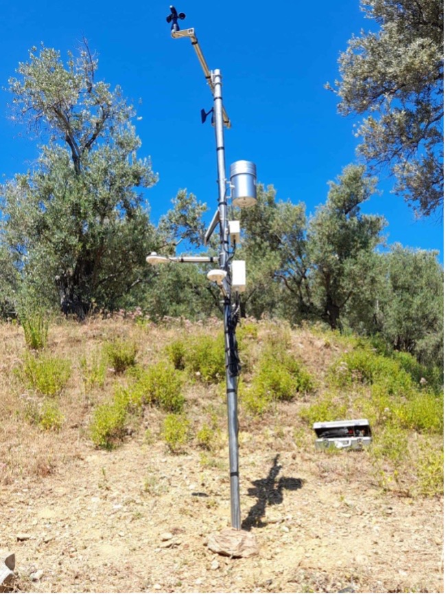 Δεύτερη φωτογραφία εγκατάστασης δύο φορητών μετεωρολογικών σταθμών σε δύο σημεία στο νησί της Λέσβου